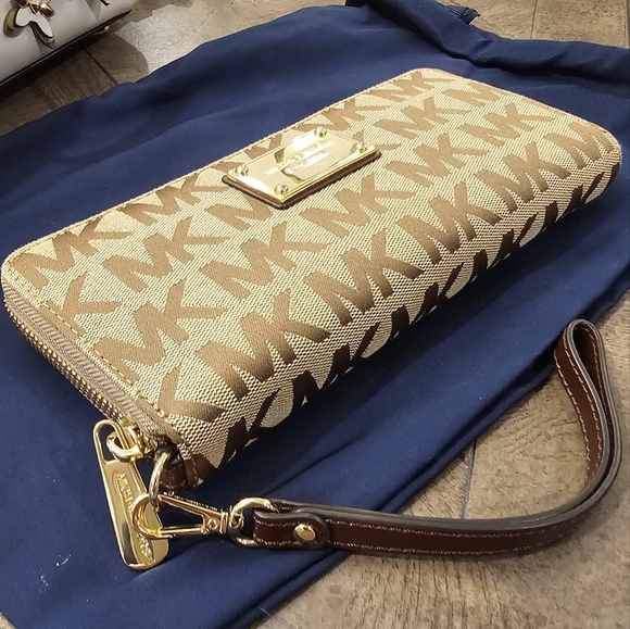 STUNNING MICHAEL KORS GOLD/BROWN ZIP AROUND MONOGRAM  WALLET - Picture 1 of 10